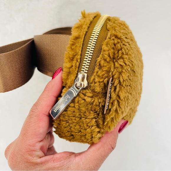 Lululemon Everywhere Fleece Belt Bag - Picture 5 of 11